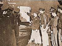 Telergma - 17 febbraio 1943 - Il gen. J. Doolittle, durante il briefing degli equipaggi dei B 26 prima della partenza per Villacidro